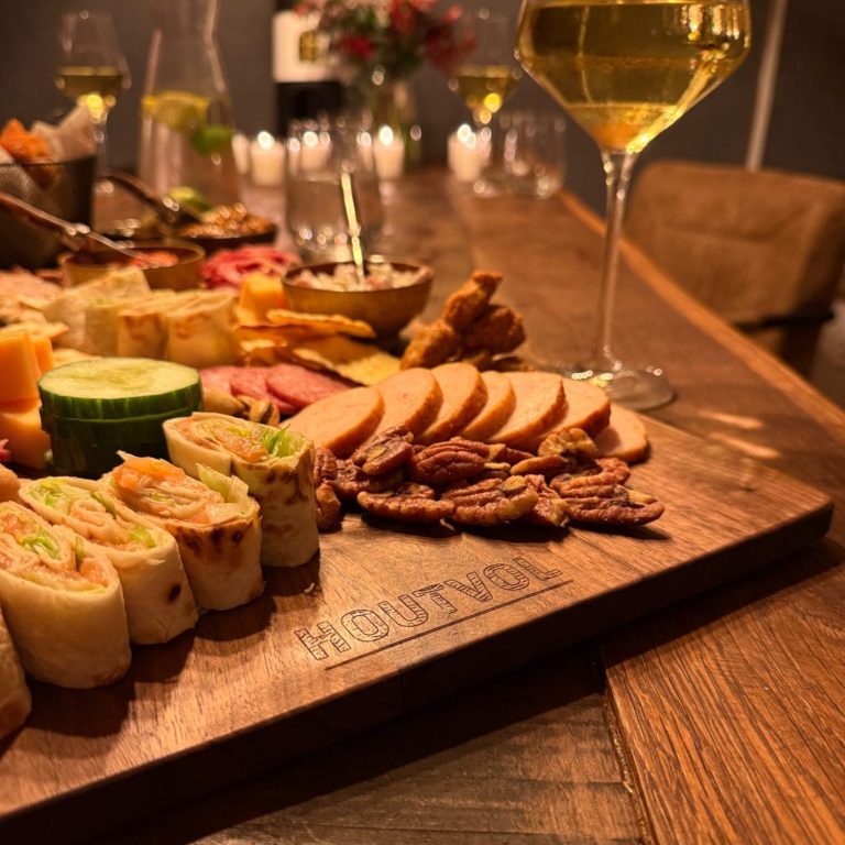 Handgemaakte houten serveerplank met gravering over Houtvol. 